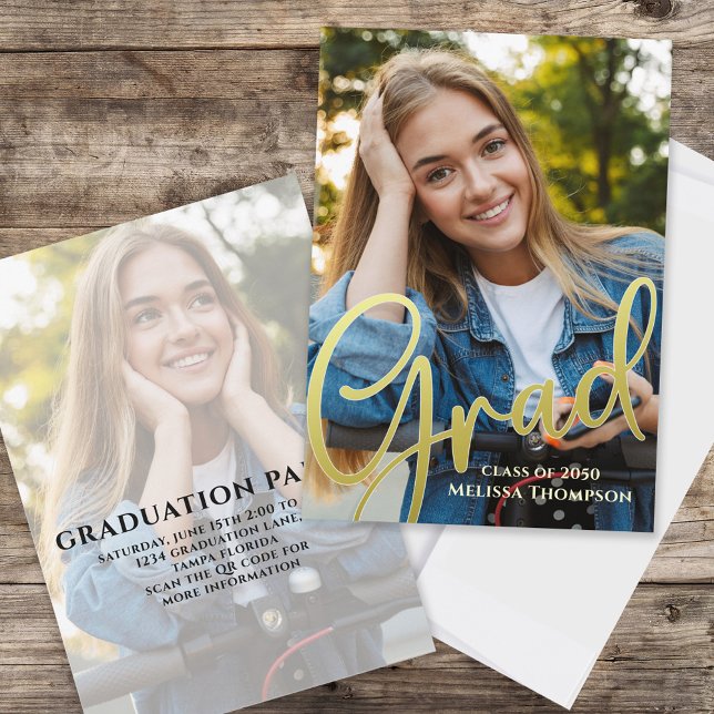 Graduate Foto Template Einfach Stilvolles Gold Scr Einladung (Graduation photo invitation with gold calligraphy script and a 2-photo template. )