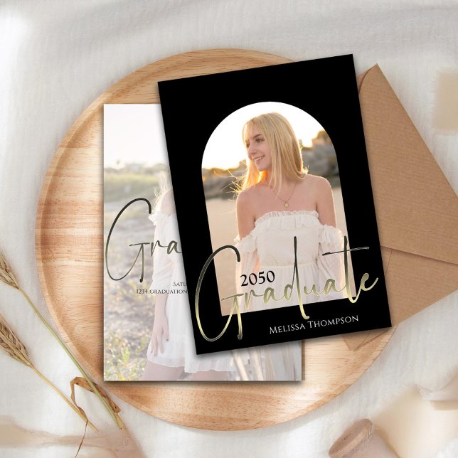 Graduate Foto Template Eleganter Typografie-Arch Ankündigung (Graduation photo invitation announcement with gold calligraphy script. )