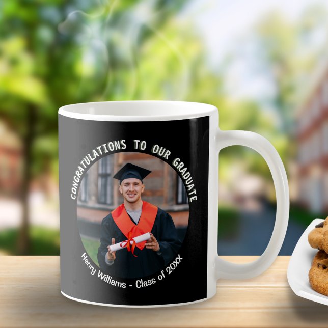 Graduate Glückwunsch Black Keepake Foto Kaffeetasse (A stylish mug for a graduate, with congratulations message, custom photo, name and 'class of' year)