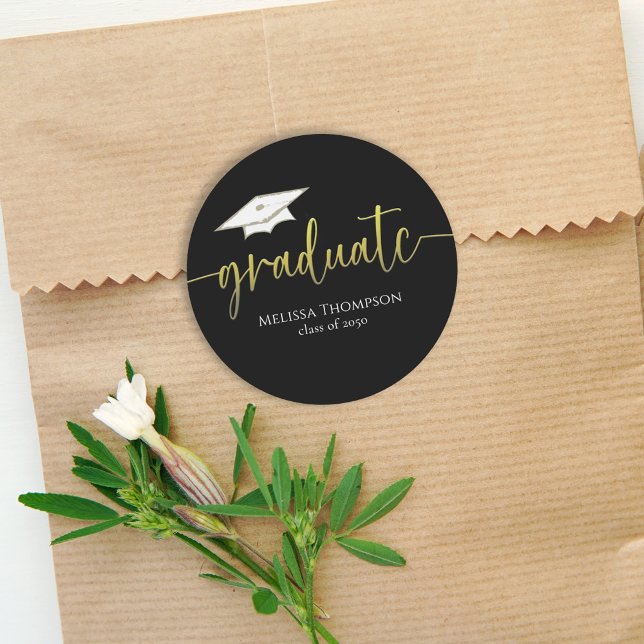 Graduate Gold Black Simple Graduation Cap Runder Aufkleber (Von Creator hochgeladen)