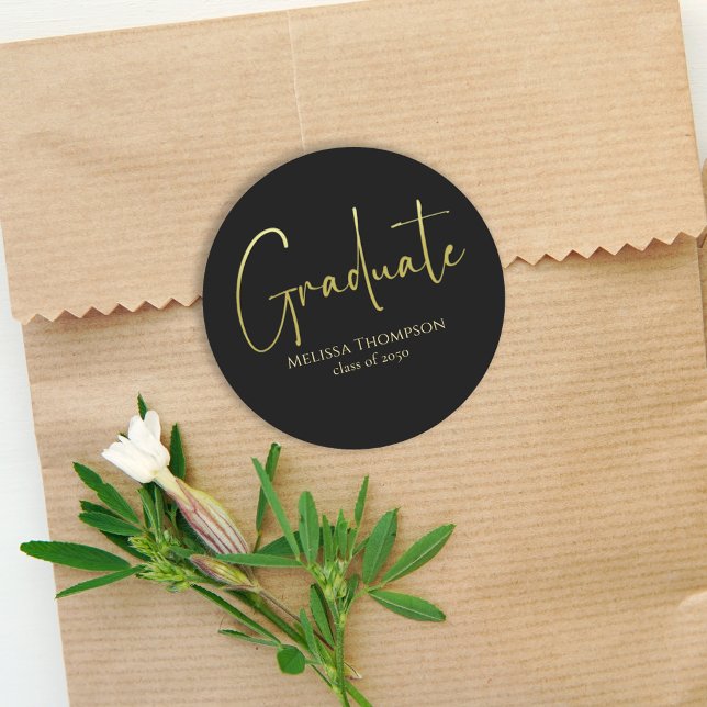 Graduate Gold Black Simple Minimalistisch Grad Runder Aufkleber (Von Creator hochgeladen)