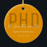 Graduate Keepake Orange White Name Grad PhD Keramik Ornament<br><div class="desc">Ein Doktortitel, der den Namen des Absolventen, das Studiengebiet und das Datum des Abschlusses enthält. Dieses Design enthält den Namen in einem Schriftart mit Handschrift und einem orangen und weißen Design. Fügen Sie einfach die Informationen des Absolventen hinzu, fügen Sie dieses Ornament in Ihren Warenkorb und haben einen personalisierten Beibehaltung...</div>