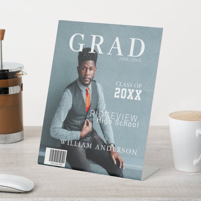 Graduate Magazine Foto Abschluss Willkommen Sockelschild (In SItu)