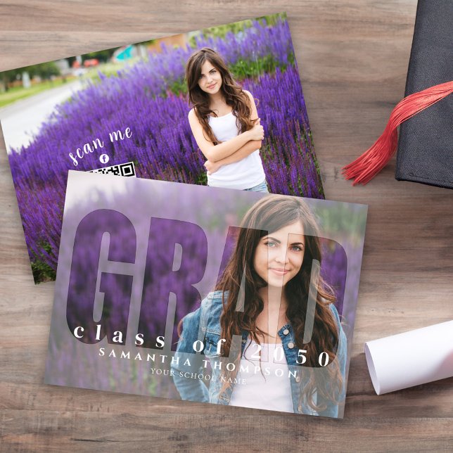 Graduate Modern Foto Template Typografy Overlay Ankündigung (Creative graduation photo invitation with "GRAD" Typography photo overlay. )