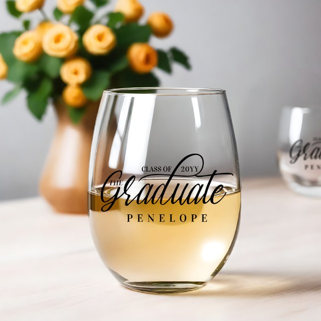 Graduate Modern Script Class of 2024 Grad Name Weinglas Ohne Stiel (The Graduate Modern Script Class of 2024 Grad Name Stemless Wine Glass)