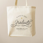 Graduate Modern Script Gold Heart Abschluss Name Tragetasche<br><div class="desc">Diese moderne Tasche mit minimalistisch lässigem, chic Skript Kalligraphie-Design GRADUATE sowie Ihre individuelle Namen, Klasse von 2023 und der Name der Schule verfügt über klare Linien, um ein schlankes und raffiniertes Aussehen zu schaffen. Der schlichte Stil mit den kleinen, bedruckten Details des Goldenen Herzens verleiht diesem Abschluss eine Touch von...</div>