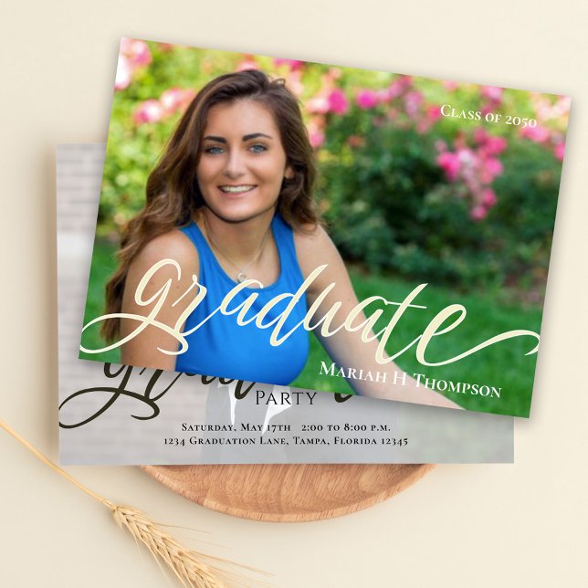 Graduate Modern Simple Foto Template Script Ankündigung (Modern simple graduation photo card with elegant script, perfect for announcements and keepsakes.)