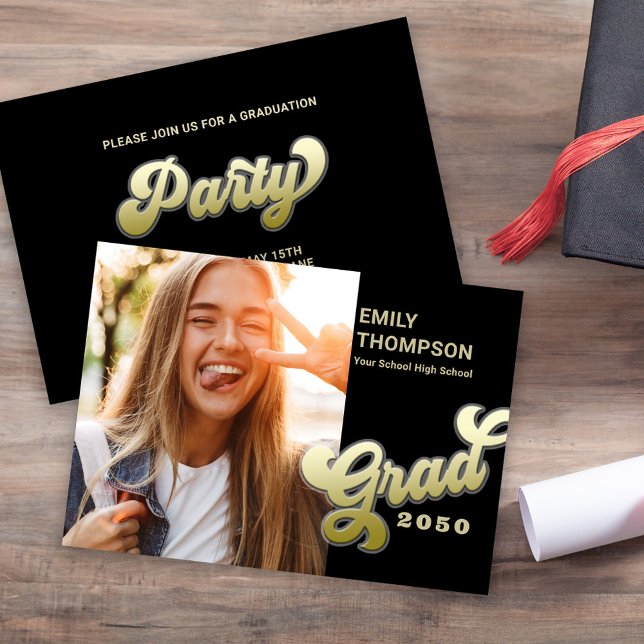 Graduate Modern stilvoll Retro Grad Gold Einladung (Graduation Gold "grad" Retro typography script modern black and gold.)