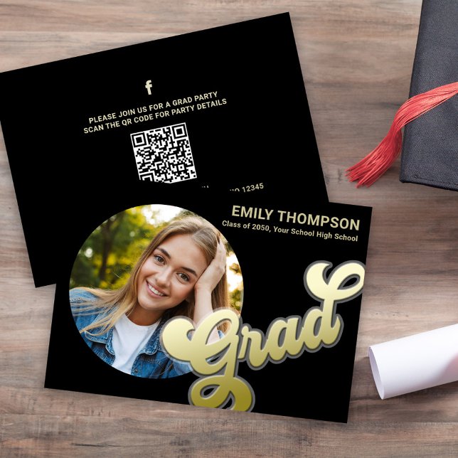 Graduate Modern Stylish Retro Gold Foto QR Code Einladung (Graduation photo invitation announcement with scannable QR Code. )