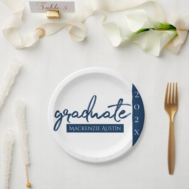 Graduate Navy Script | Dunkelblauer Brush Keepake Pappteller (Hochzeit)
