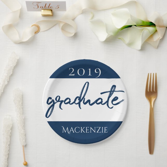 Graduate Navy Script | Dunkelblauer Brush Keepake Pappteller (Hochzeit)