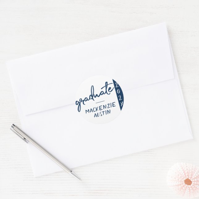 Graduate Navy Script | Dunkelblauer Brush Keepake Runder Aufkleber (Umschlag)
