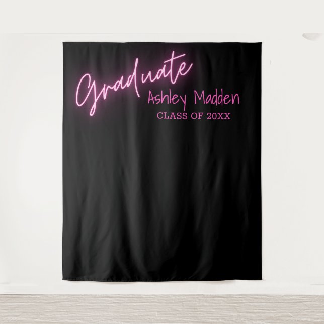 Graduate Neon Pink Script Graduation Party Wandteppich (Vorderseite)