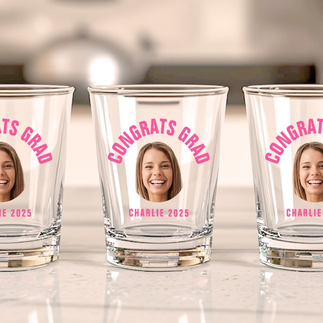 Graduate Party CUSTOM TEXT Foto Abschluss Schnapsglas (Three shot glasses feature a smiling face with "Congrats Grad" in pink above and "Charlie 2025" )