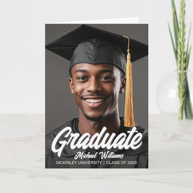 Graduate Photo Bold Script Folded Graduation Ankündigung (Vorderseite)