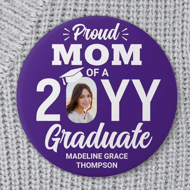 Graduate Photo Proud Mom Modern Purple and White Button (Von Creator hochgeladen)