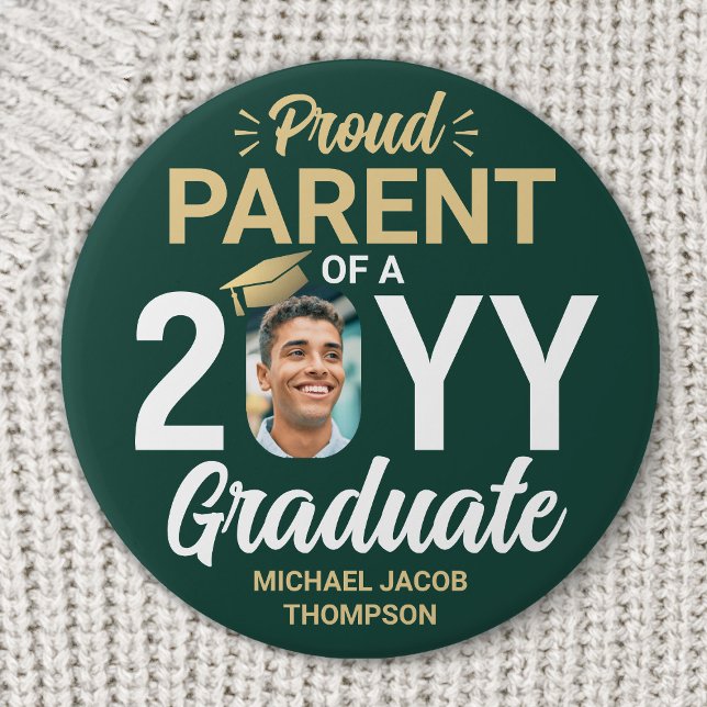 Graduate Photo Proud Parent Modern Green and Gold Button (Von Creator hochgeladen)