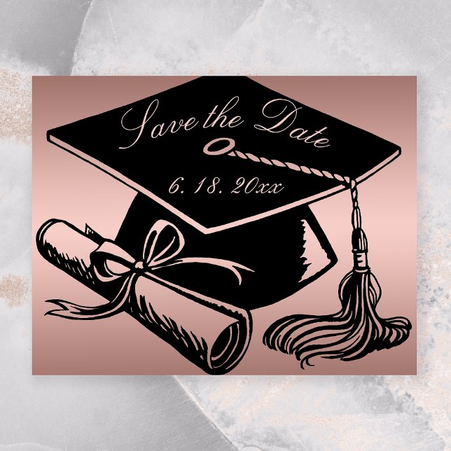 Graduate Rose Gold Grad Cap Diplom Save the Date Ankündigungspostkarte (Rose Gold with Black Grad Cap Diploma Save the Date Graduation Announcement Postcard)