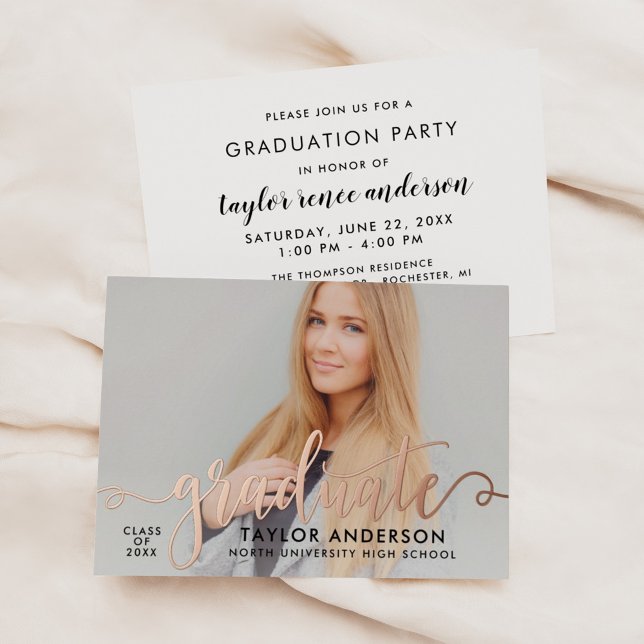 Graduate Rose Gold Modernes Script Abschluss Foto Folieneinladung (Von Creator hochgeladen)