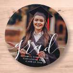 Graduate Simple Modern Script Classic Foto Button<br><div class="desc">Dieses einfache und klassische Design besteht aus Sans Serif und spielerischer kursiver Typografie und fügt ein individuelles Foto hinzu.</div>