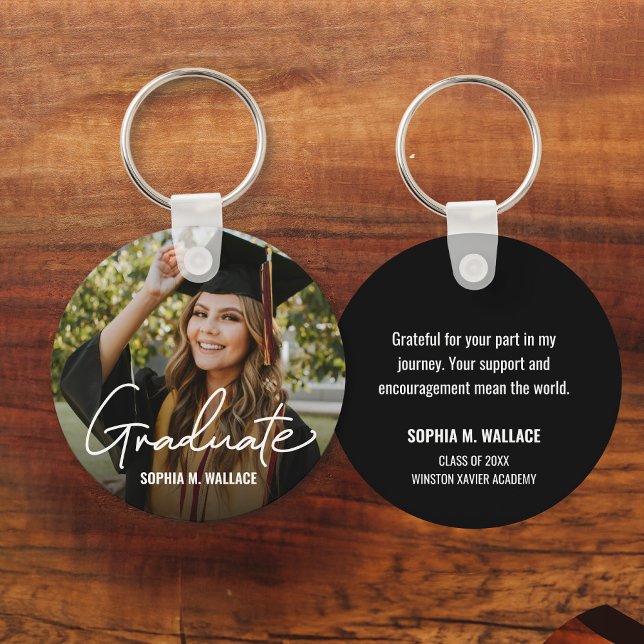 Graduate Simple Modern Script Custom Foto Message Schlüsselanhänger (Custom Graduation favor keychains with photo, name, message, school and class year.)