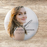 Graduate Simple Modern Script Minimalistisch Foto Button<br><div class="desc">Erhöhen Sie Ihre Abschluss-Feier mit unserem Graduate Simple Modern Script Minimalistisch Foto Button. Dieses elegante und stilvolle Accessoire verbindet moderne Schrifttypografie mit minimalistischen Designelementen für eine anspruchsvolle Touch. Mit diesem Knopf, der Ihr Abschluss-Foto als Mittelpunkt dient, wird das Wesentliche Ihres Erfolgs erfasst und gleichzeitig eine persönliche Touch zu Ihrem Ensemble...</div>