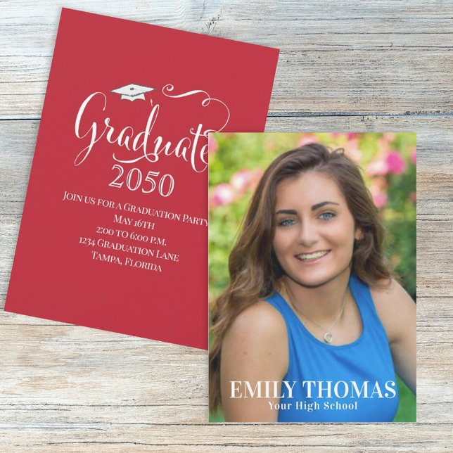 Graduate Simple Red Foto Template Typografie Einladung (Von Creator hochgeladen)
