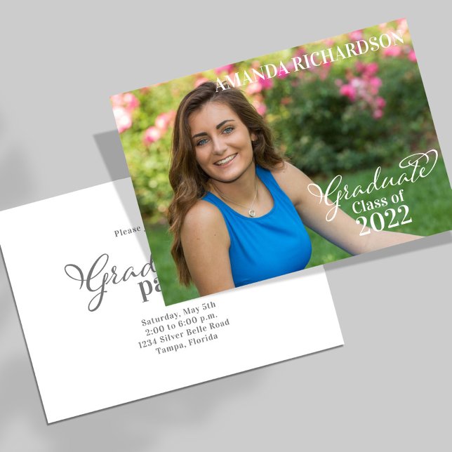 Graduate Trendy Script Foto-Vorlage Einfach Ankündigung (Simple minimalist graduation photo invitation template with stylish calligraphy script. )