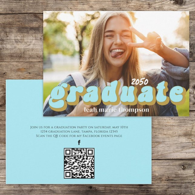 Graduate Typografy Foto QR Code Social Media Einladung (Graduation photo invitation card with a retro-style typography design. )