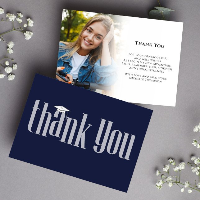 Graduate Vielen Dank Foto Navy Blue Modern Elegant Dankeskarte (Graduation thank you card with navy blue and white modern-style typography. )