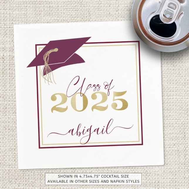 Graduation Cap Maroon Gold Script Class of 2025 Serviette (Von Creator hochgeladen)