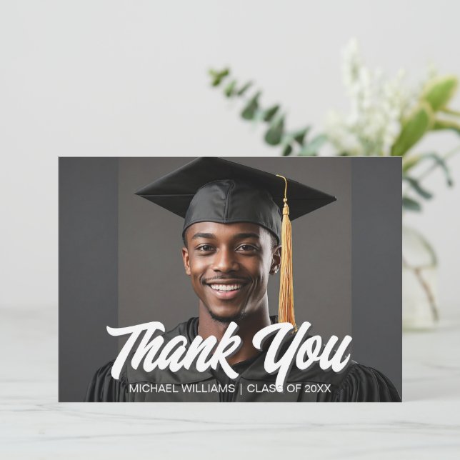 Graduation Photo Bold Script Overlay Graduate Dankeskarte (Stehend Vorderseite)