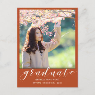 Graduation Photo Modern White Script Orange 2023 Ankündigungspostkarte