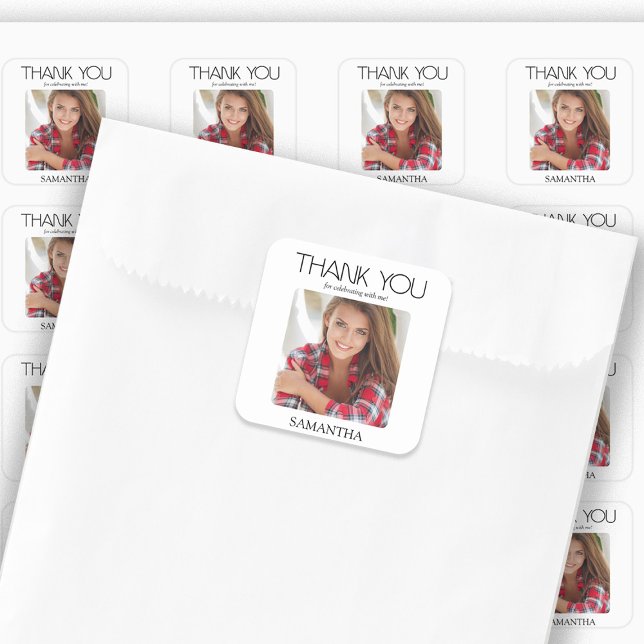 Graduierungspartei Modernes Foto Vielen Dank Quadratischer Aufkleber (Graduation party "Thank you" photo stickers. Perfect for envelope seals or guest favor bag seals.)