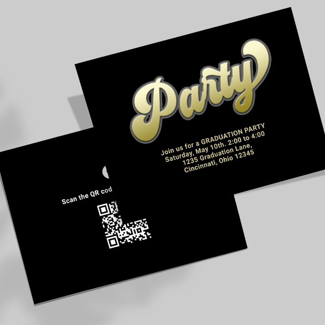 Graduierungspartei QR Code Gold Moderne Typografie Begleitkarte (Graduation black and gold enclosure card with scannable QR Code. )