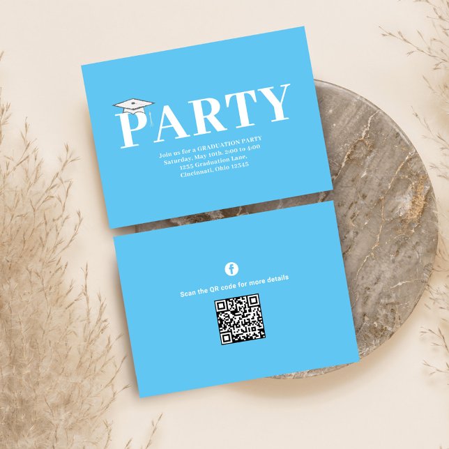 Graduierungspartei QR Code Moderne Carolina Blue Begleitkarte (Graduation simple invitation enclosure card with Carolina blue color theme. )