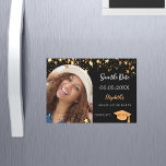 Graduierungspartei Schwarzes Foto Save the Date Ka Magneteinladung<br><div class="desc">Ein Foto Save the Date Magnetkarte für eine Graduierungsparty 20XX. vorne: Fügen Sie Ihr eigenes Foto in vertikaler Größe des Absolventen hinzu. Ein bogenförmiger Rahmen. Eine schicke schwarze Hintergrundfarbe, die mit goldenen Imitaten geschmückt ist. Personalisieren und fügen Sie einen Namen und ein Datum hinzu. Der Name und der Text: Save...</div>