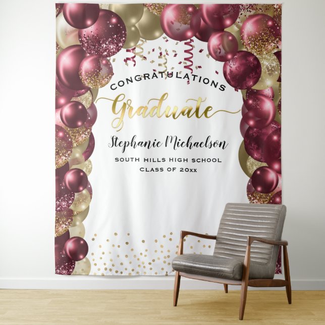 Graduierungsparty Burgundy Gold Balloons Streamers Wandteppich (Beispiel)