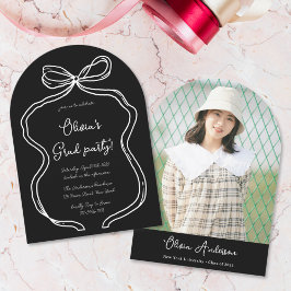 Graduierungsparty für das Foto von Bow mit weißer Einladung