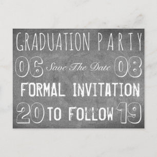 Graduierungsparty Save the Date Chalkboard-Look Postkarte