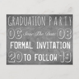 Graduierungsparty Save the Date Chalkboard-Look Postkarte