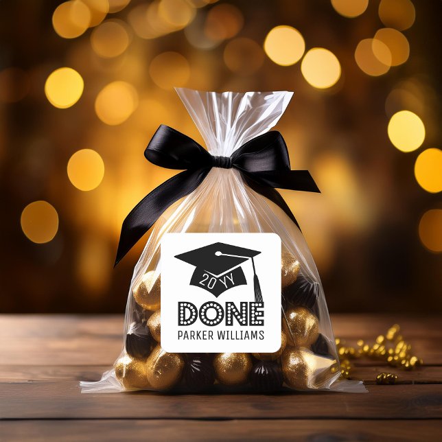 Graduierungsstufe und Tassel-Klasse "DONE" Jahr |  Quadratischer Aufkleber (Black and White Grad Cap "DONE" Graduation Name and Class Year - Use: Favor Square Sticker)