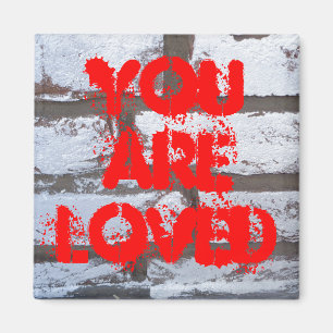 Graffiti an der Wand mit Text Sie sind geliebt Magnet