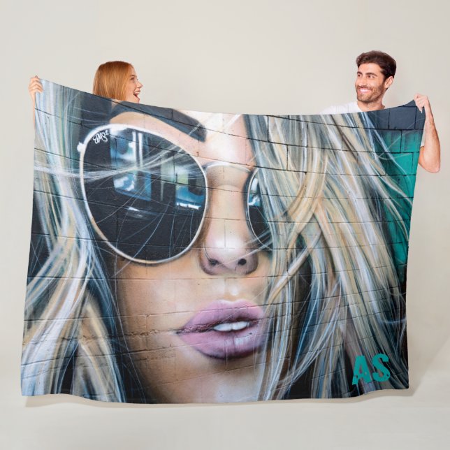Graffiti Blond Girl mit Round-Sunglasses Monogramm Fleecedecke (Beispiel)
