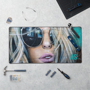 Graffiti Blond Girl mit Sonnenbrille Monogram Schreibtischunterlage
