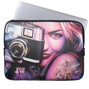 Graffiti-Frau mit Kameramonogramm Laptopschutzhülle