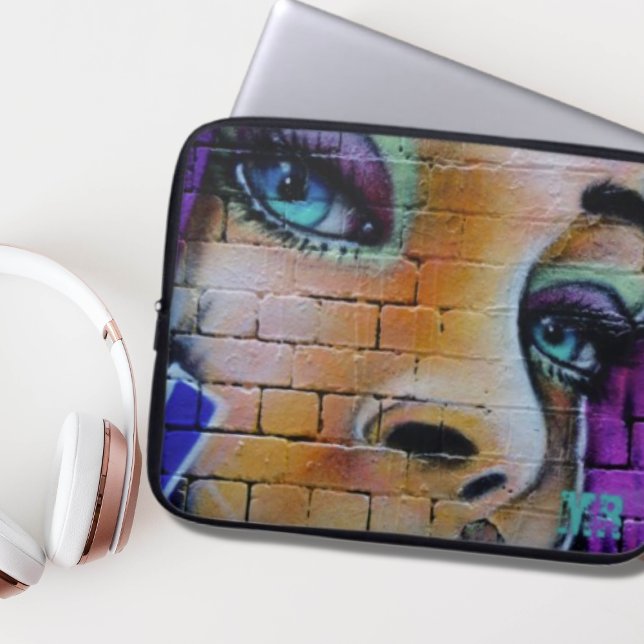 Graffiti Girl Monogram Laptopschutzhülle (Von Creator hochgeladen)