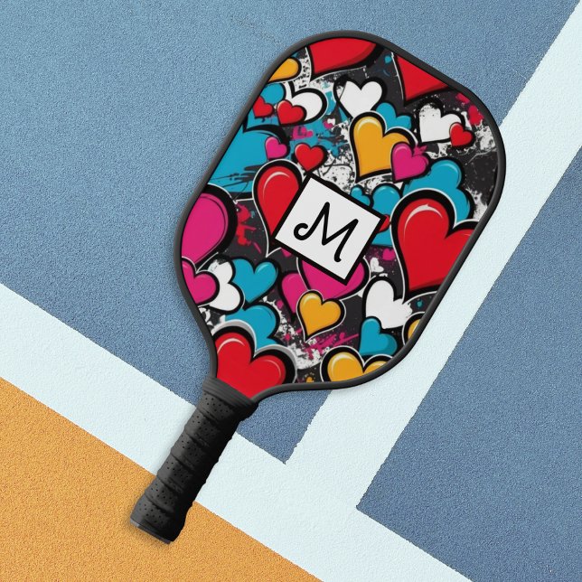 Graffiti Hearts Street Art Cool Monogrammed Pickleball Schläger (A monogrammed pickleball paddle with bright, colorful graffiti hearts design)