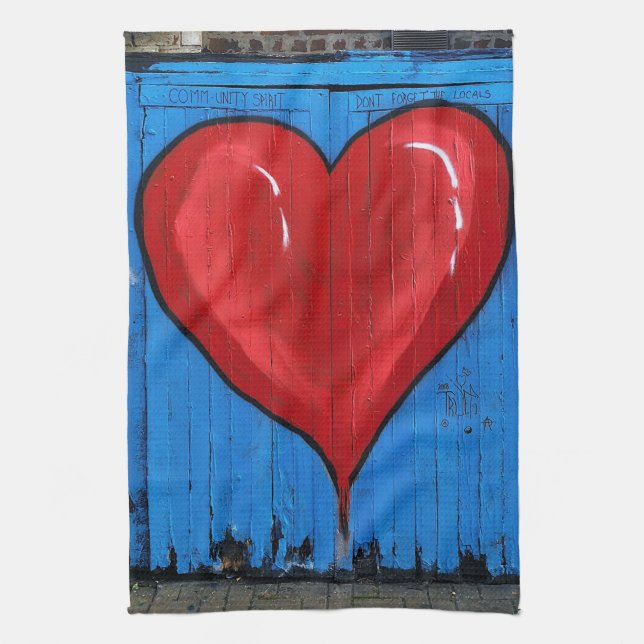 Graffiti Herz, blaue Wand, Valentine, Küche Geschirrtuch (Vertikal)