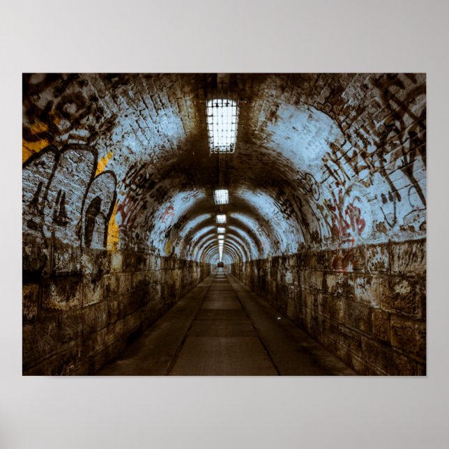 Graffiti in Empty Railway Tunnel Poster (Vorne)